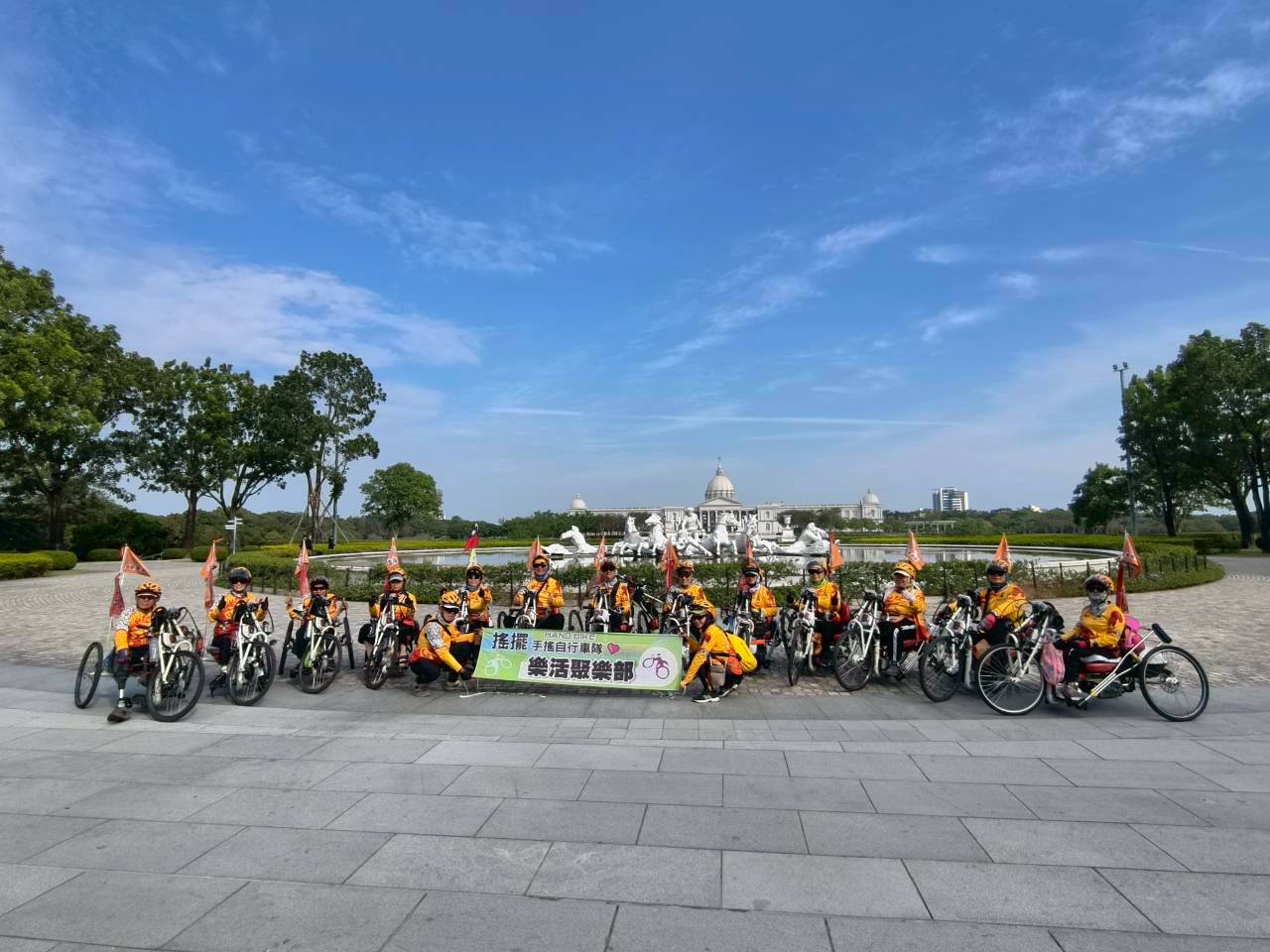 追尋關聖帝君渡海足跡 赤兔鐵馬巡遊台南府城 6 搖擺車隊在奇美博物館前合影。圖/記者衣冠城攝