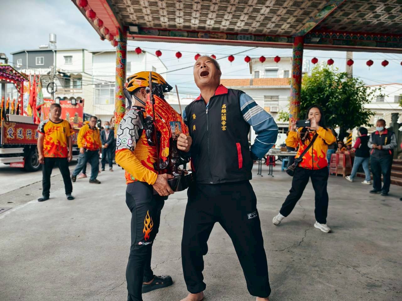 大莊關帝廟請乩身迎駕。圖/記者衣冠城攝