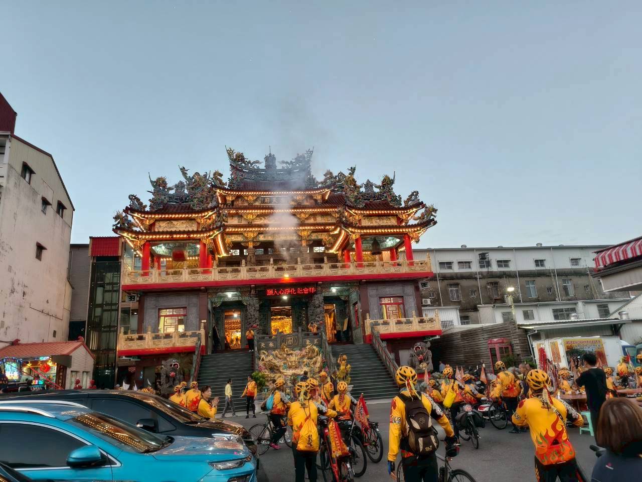 台南南天府燈火通明迎接車隊到來。圖/記者衣冠城攝