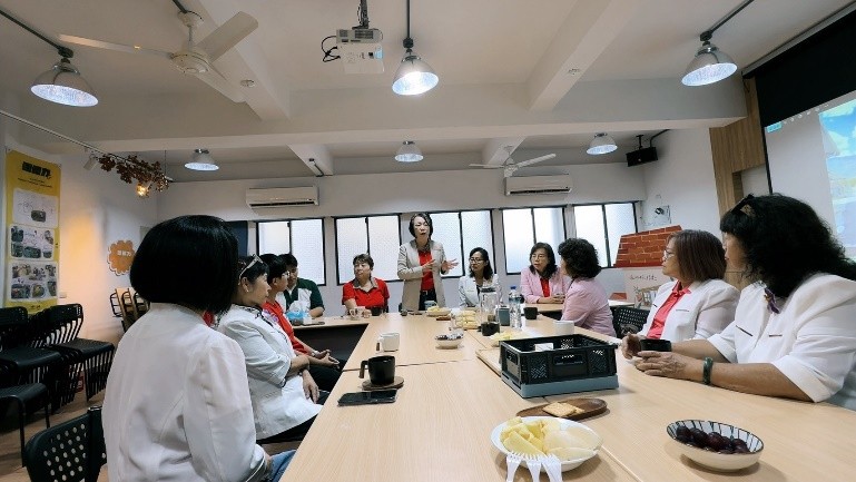 11月5日至6日，國際蘭馨交流協會中華民國總會第28屆總監施秉慧（站立者）率領總會團隊及花蓮縣會前往花蓮光復鄉，拜訪單花蓮縣家扶中心鳳林分會、光復鄉大進國小、光復國中、光復商工，捐贈大進國小學童所需直笛，就災區學生的教育需求進行了解，將運用蘭馨姐妹的善款進行災區學生的教育獎助計劃。圖／國際蘭馨交流協會提供