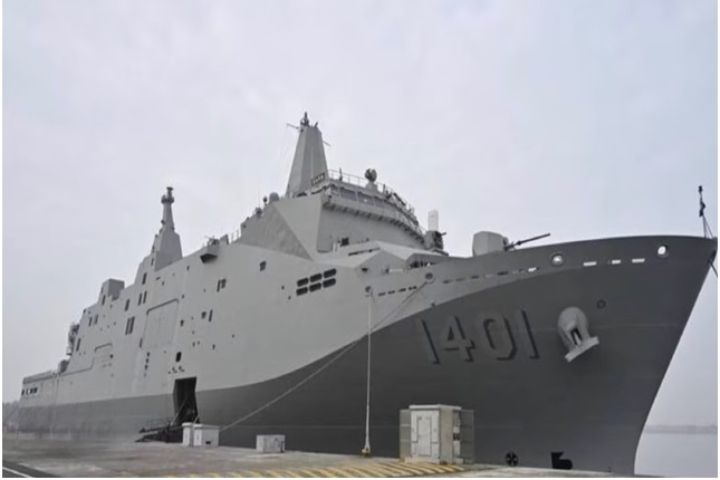 玉山艦開放參觀 駕駛台、AAV7兩棲突擊車、天劍二型隨你看 4 海軍新濱營區22日舉辦營區開放活動,萬噸級兩棲船塢運輸艦「玉山軍艦」開放民眾參觀。圖/取自海軍官網