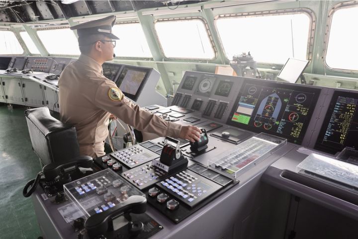 玉山艦開放參觀 駕駛台、AAV7兩棲突擊車、天劍二型隨你看 5 114年國防知性之旅由海軍主辦,兩棲船塢運輸艦「玉山艦」開放民眾登艦參觀,圖為平時難得一見的海軍艦艇駕駛台。圖/中央社
