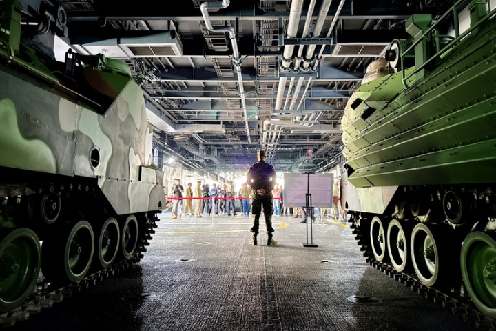 玉山艦開放參觀 駕駛台、AAV7兩棲突擊車、天劍二型隨你看 6 海軍兩棲船塢運輸艦「玉山艦」開放登艦參訪,民眾可在塢槽乾區近距離接觸4輛AAV7兩棲突擊車。圖/中央社