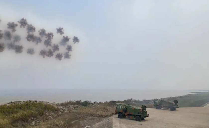 升級對日武嚇 黃海演習未結束 東部戰區又展開防空、電戰演習 4 東部戰區近日實施對海防空實彈射擊。圖/取自新華社