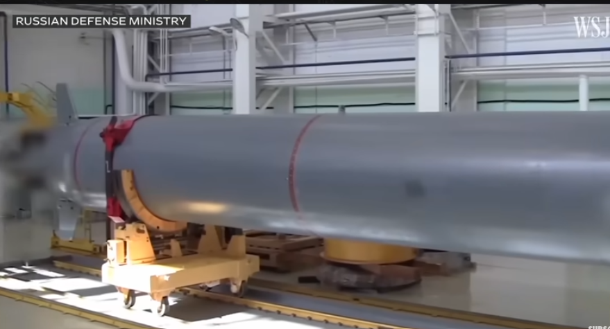 俄羅斯一款秘密武器是水下載具「波塞冬 」（Poseidon），這是全球首例具核動力、可搭載大型核戰鬥部的遠程無人潛航器（UUV）。圖／截取自WSJ YT頻道