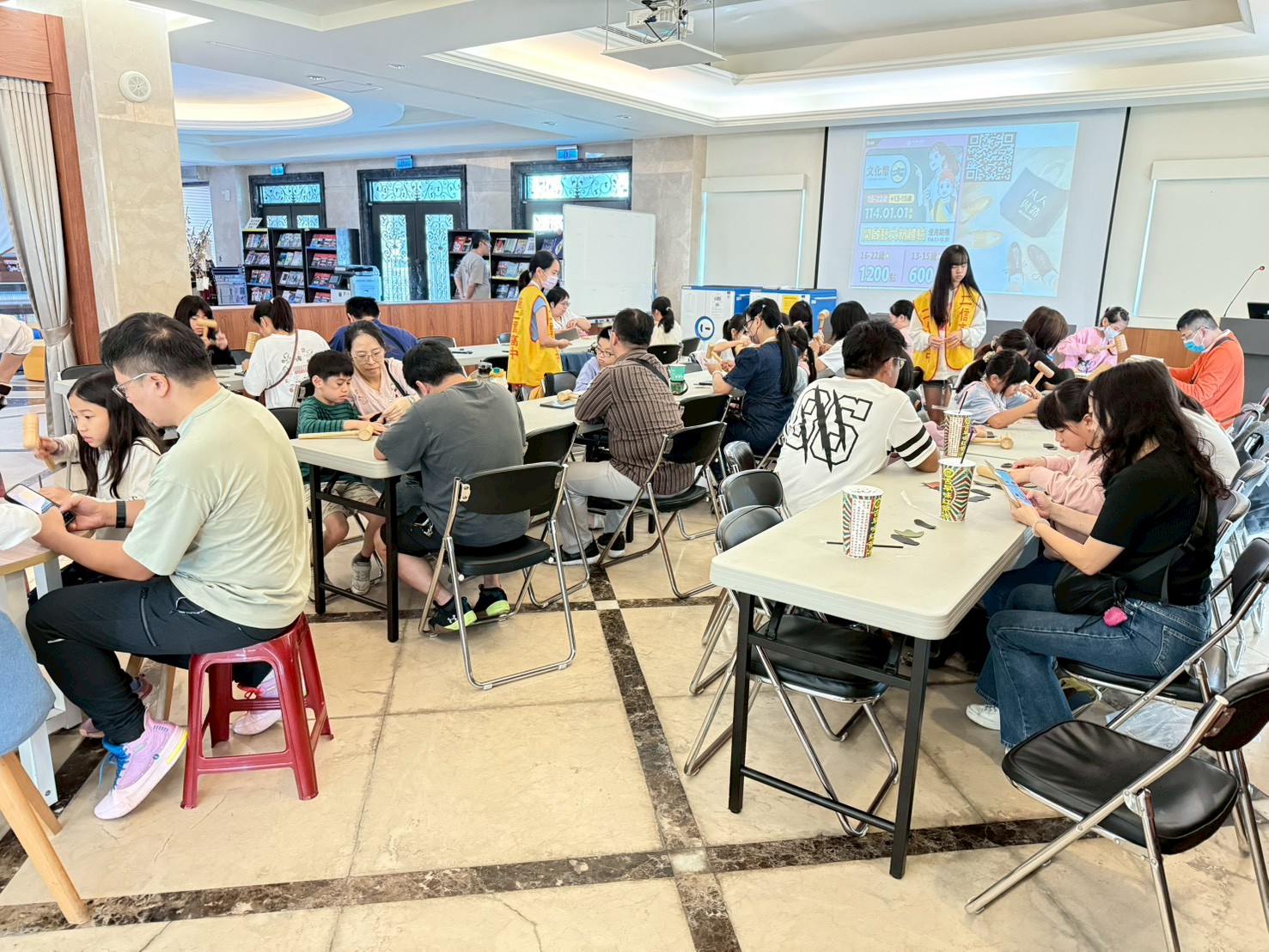 二信高中圖書館資源共享舉辦社區親子鞋作體驗活動 7 LINE ALBUM 1141123%E8%A6%AA%E5%AD%90%E9%9E%8B%E4%BD%9C 251123 3