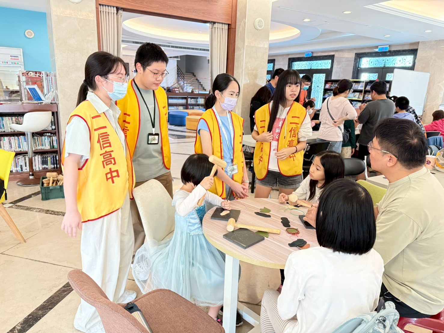 二信高中圖書館資源共享舉辦社區親子鞋作體驗活動 10 LINE ALBUM 1141123%E8%A6%AA%E5%AD%90%E9%9E%8B%E4%BD%9C 251123 2