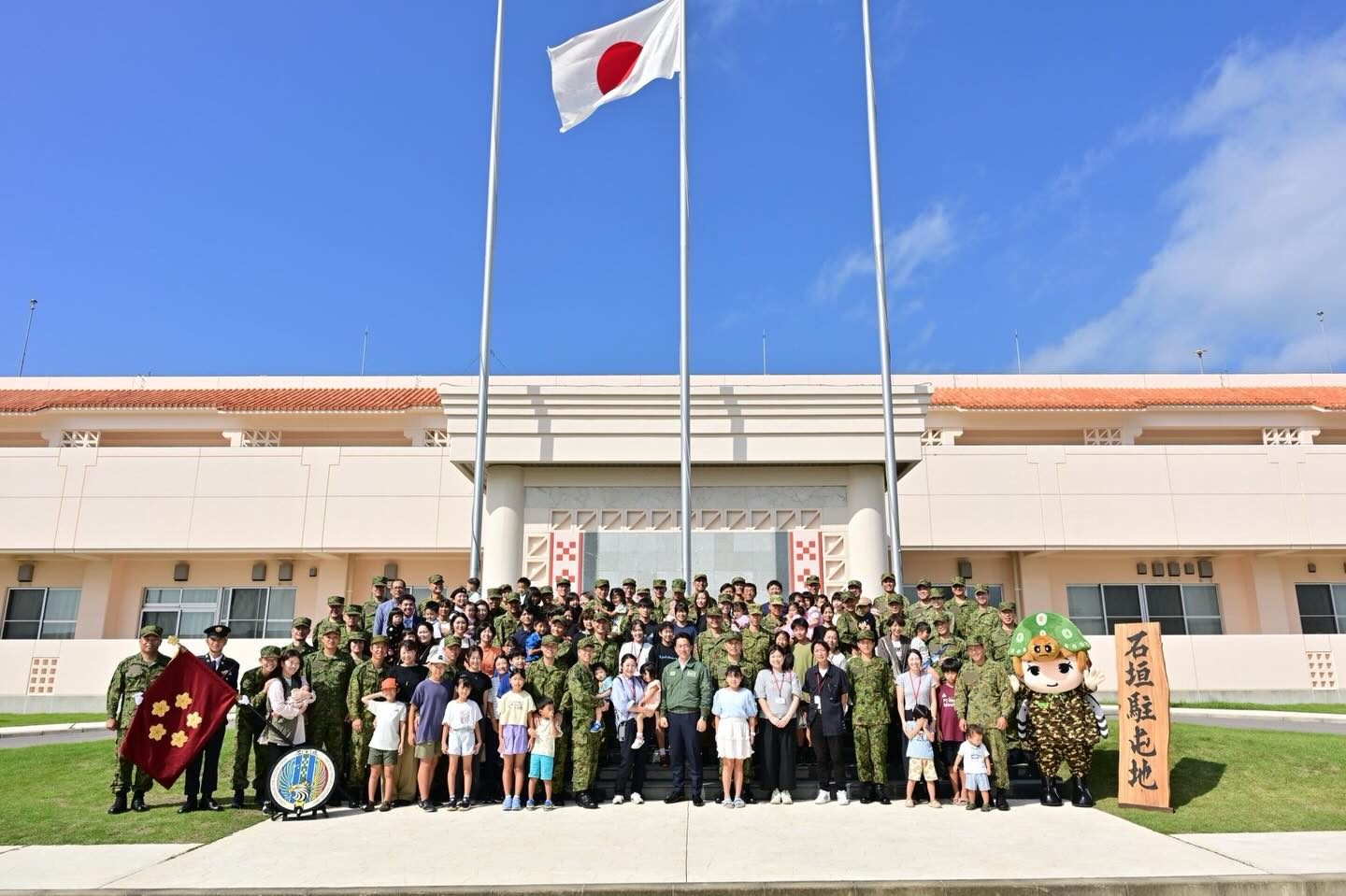 日本防衛大臣小泉進次郎與石垣島的部隊駐屯地官兵及眷屬合影。圖／取自小泉進次郎臉書