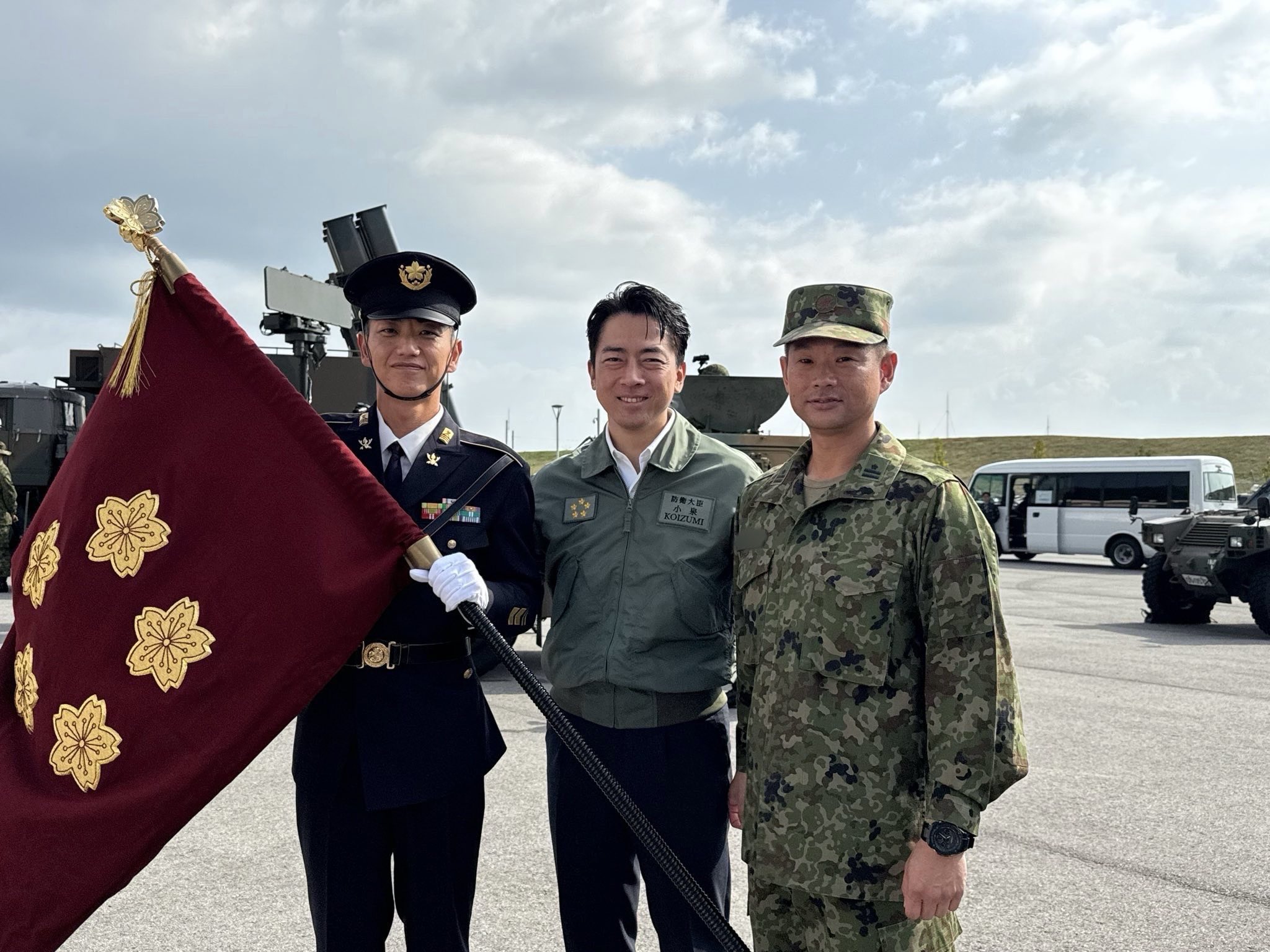 日本防衛大臣小泉進次郎（中）23日與石垣駐地部隊合影。圖／取自小泉進次郎 X