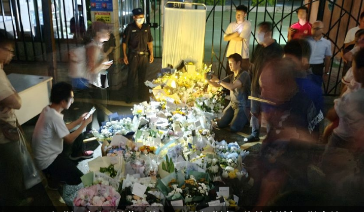 2024年9月19日，即日本學童遇襲次日，深圳民眾自發前往事件現場——日本學校，獻花點燈，表示哀悼。圖/取自財新網