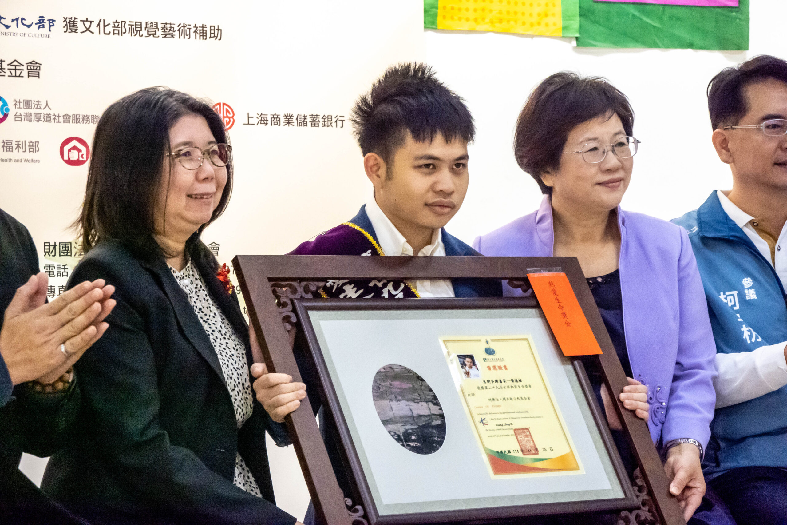 自閉多障畫家黃清棣（圖中）獲頒「全球熱愛生命獎章」。圖/記者黃楚甯攝