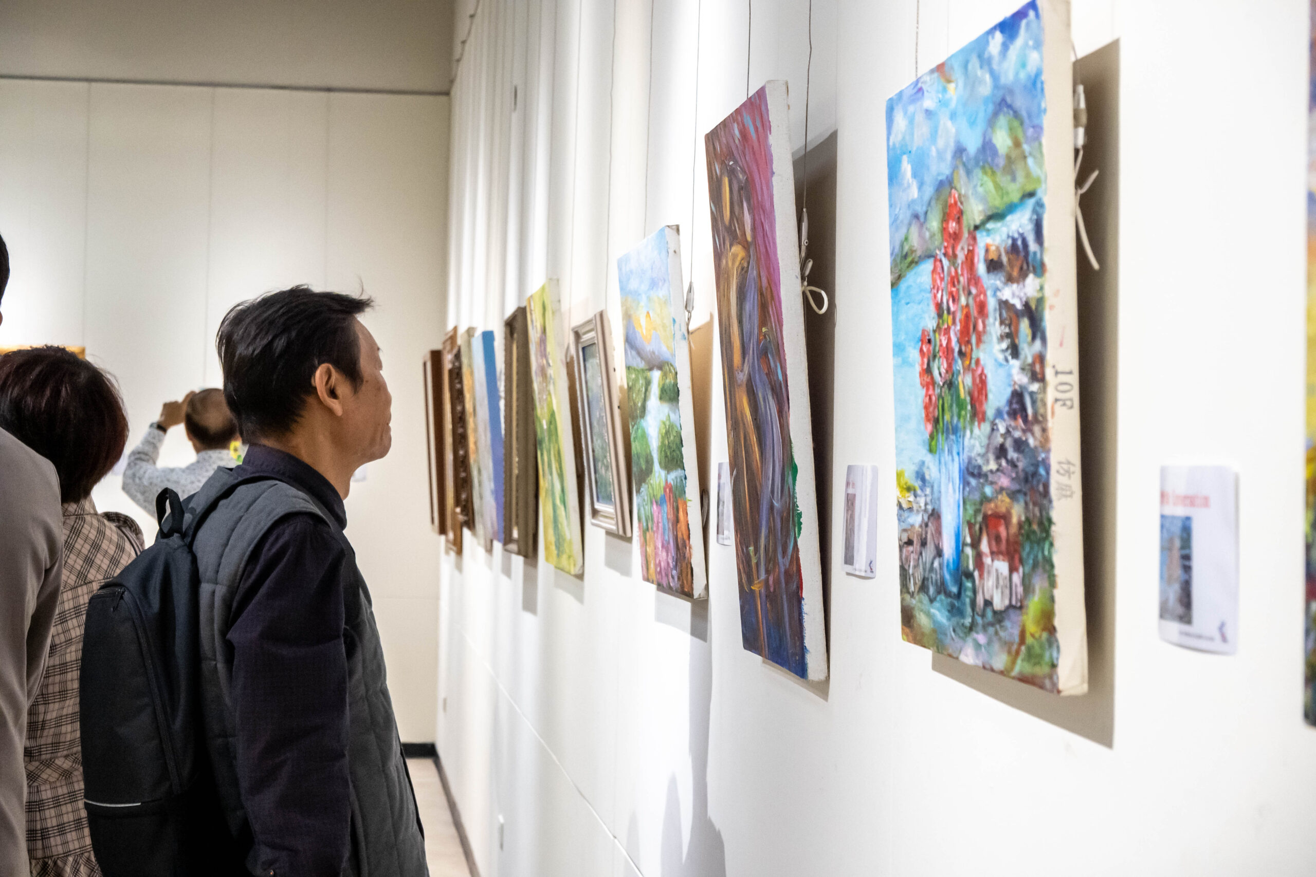 周大觀文教基金會今日在中正紀念堂三樓四展廳舉行畫出希望感恩聯展記者會。圖/記者黃楚甯攝