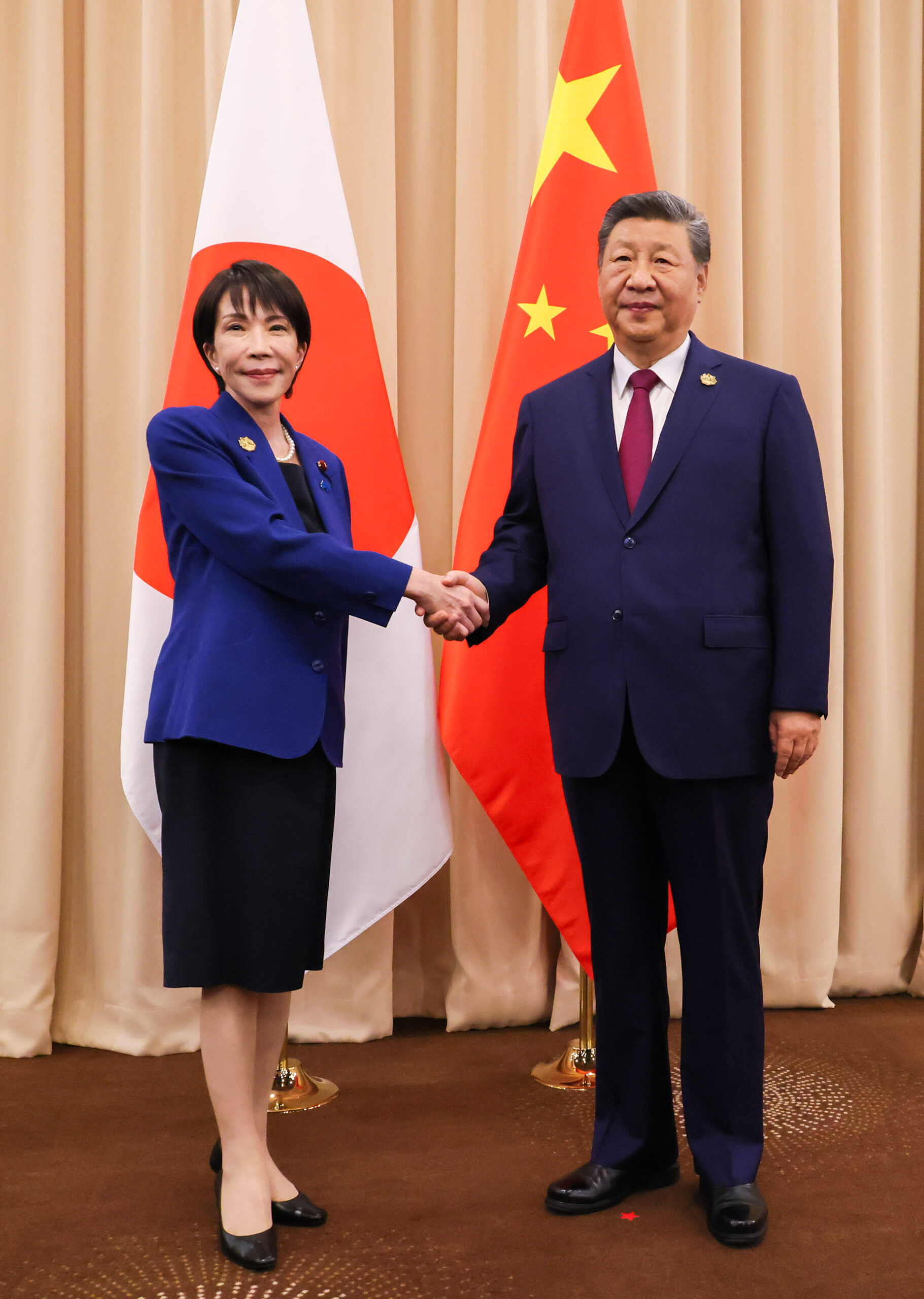 日本首相高市早苗（左）本月初在韓國APEC峰會上會見大陸國家主席習近平（右），但事隔一周便發布「台灣有事」之說，「川習通話」顯示，高市說法並未獲得川普的背書。圖／取自日本首相官邸