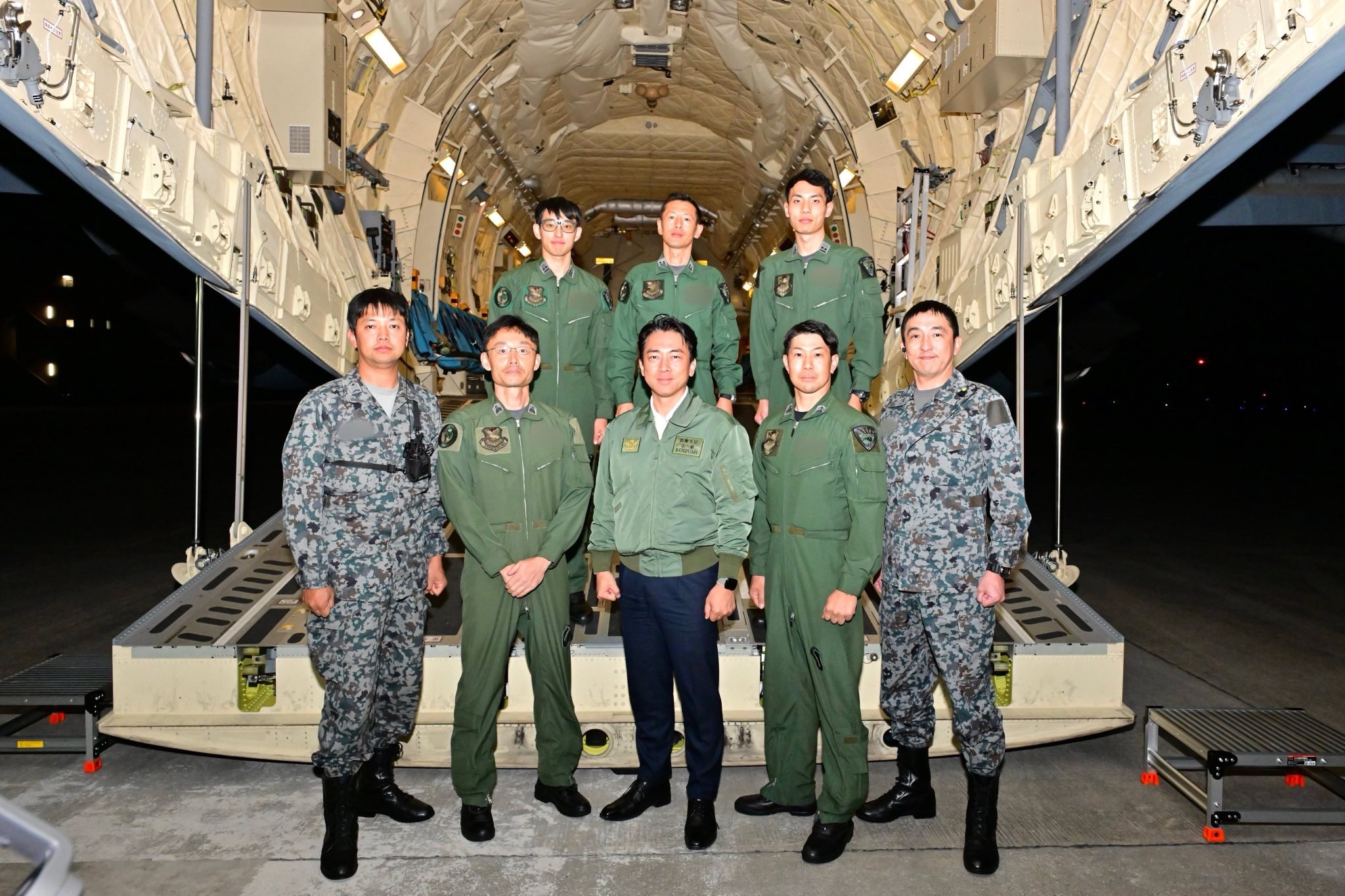 日本防衛大臣小泉進次郎（前中）22至23日前進南西諸島視察，表明準備在距台百公里的與那國島配置中程地對空飛彈。圖／取自小泉進次郎 X