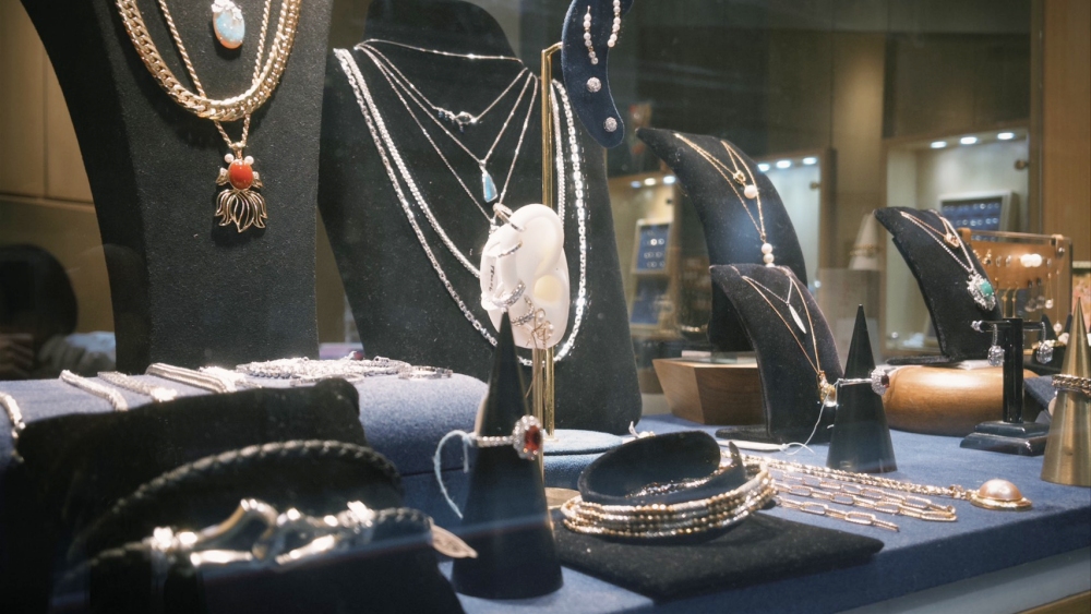 中山區珠寶銀樓「金寶峰」:一甲子信用傳承,日本遊客爭相到訪的黃金精品殿堂 4 01%E4%B8%AD%E5%B1%B1%E5%8D%80%E7%8F%A0%E5%AF%B6%E9%8A%80%E6%A8%93%E9%87%91%E5%AF%B6%E5%B3%B0 1