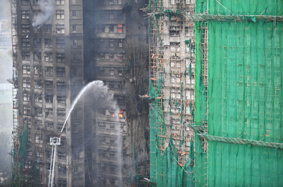 香港大埔的宏福苑居民大廈26日火災，至27日下午已致55人死亡，八幢大樓，其中有七幢是連著燒。圖／取自香港星島日報