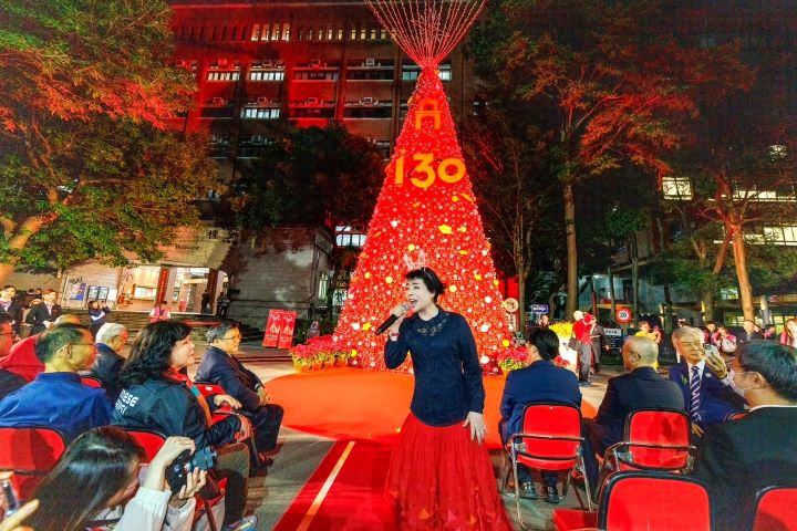 國際名聲樂家簡文秀女士現場獻唱「望春風」嗨到最高點。圖/億光提供