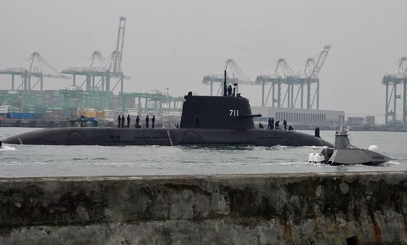 潛艦國造原型艦海鯤號28日上午再度出海進行第5次浮航測試，潛艦上站著許多國軍及技術人員。圖/中央社