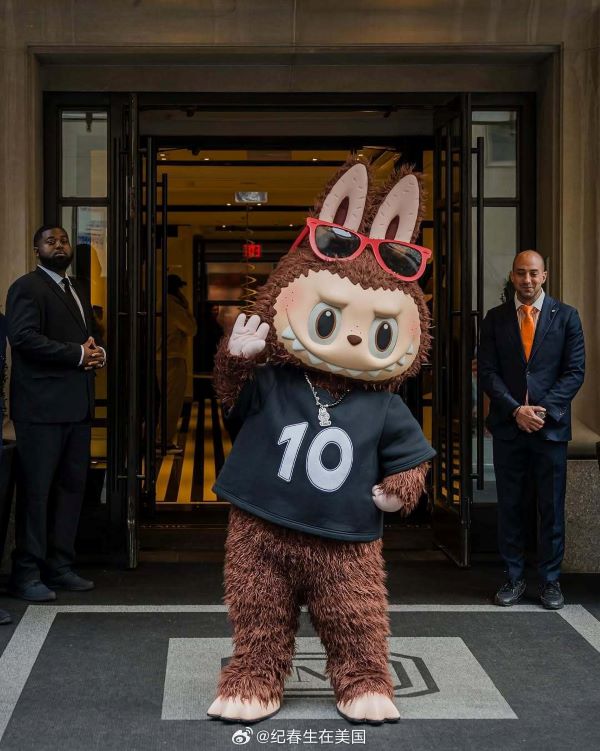 拉布布首登梅西感恩節遊行!陸潮玩16英尺巨偶 萌翻紐約 2 亞洲的超人氣潮玩角色 LABUBU(拉布布),亮相後吸引沿途上百萬觀眾圍觀、拍照,成為遊行話題焦點。圖/取自紀春生在美國微博