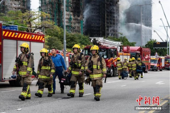 香港消防處調派200多輛消防車、100 輛救護車，共1250名消防與救護人員輪番上陣。圖/取自中新網