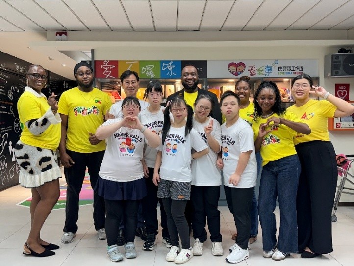 %E5%9C%96%EF%BC%9A%E5%A4%A7%E4%BD%BF%E8%8C%83%E6%9D%B1%E4%BA%9E%E4%B8%80%E8%A1%8C%E8%88%87%E5%9C%A8%E5%8F%B0%E7%95%99%E5%AD%B8%E7%94%9F%E3%80%81%E5%94%90%E5%AF%B6%E5%AF%B6%E7%9B%B8%E8%A6%8B%E6%AD%A1%EF%BC%8C%E5%A0%B4%E9%9D%A2%E6%BA%AB%E9%A6%A8%E7%86%B1%E7%B5%A1%E3%80%82