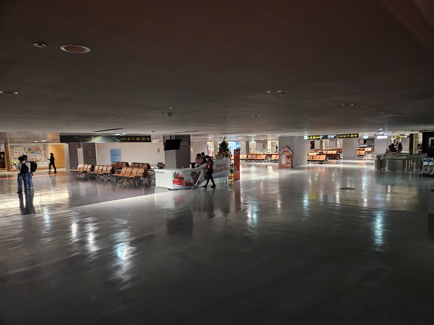 候機室及免稅店除部分緊急照片外，完全沒電。圖／旅遊提供