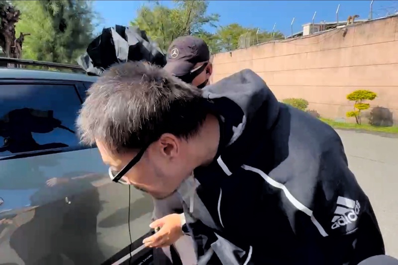 猥褻鍾沛君遭判11月!朱學恒表現良好提前出獄 身形瘦一大圈 2 名嘴朱學恒出獄後快速搭車離去。圖/中央社