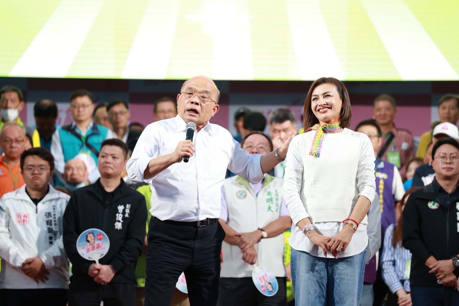 對決完美風暴?英蘇連線硬撼新系 高雄綠營初選提前升溫 4 繼與小英登山後,再同去看淡江大橋進度的前閣揆蘇貞昌,30日出席邱議瑩造勢場合力挺,顯示「英蘇連線」已出手。圖/取自登真-邱議瑩臉書