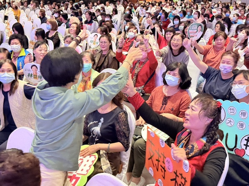 對決完美風暴?英蘇連線硬撼新系 高雄綠營初選提前升溫 5 投入民進黨高雄市長初選的立委林岱樺(前左背對者)30日成立「女力後援會」,號召上千名女性支持者參與。 (林岱樺辦公室提供)圖/中央社