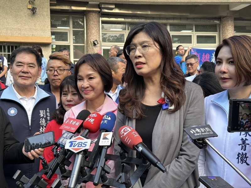 對決完美風暴?英蘇連線硬撼新系 高雄綠營初選提前升溫 6 國民黨主席鄭麗文(前右2)29日南下高雄參加黨慶活動,與高雄市黨部主委、立委柯志恩(前右3)同框受訪,回應媒體詢問兩岸、選舉等議題。圖/中央社