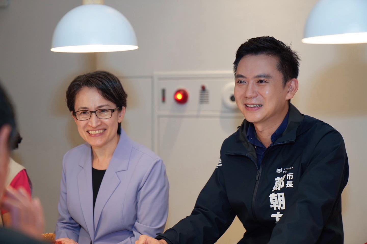竹北市長鄭朝方（右）與副總統蕭美琴合影。圖／取自鄭朝方臉書