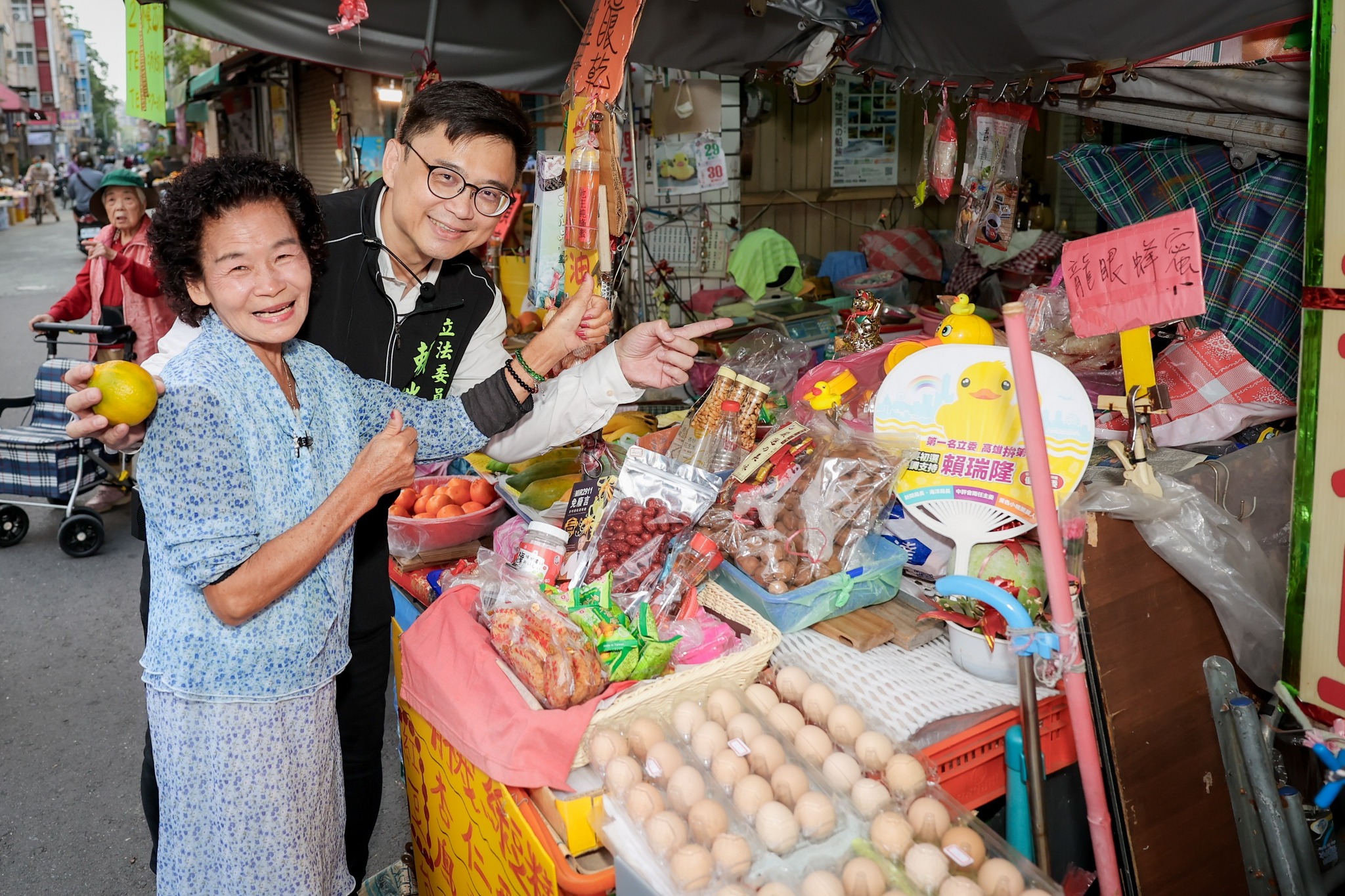 賴瑞隆「一天走三個市場」的選戰打法，被評為太「佛系」。圖／取自賴瑞隆臉書