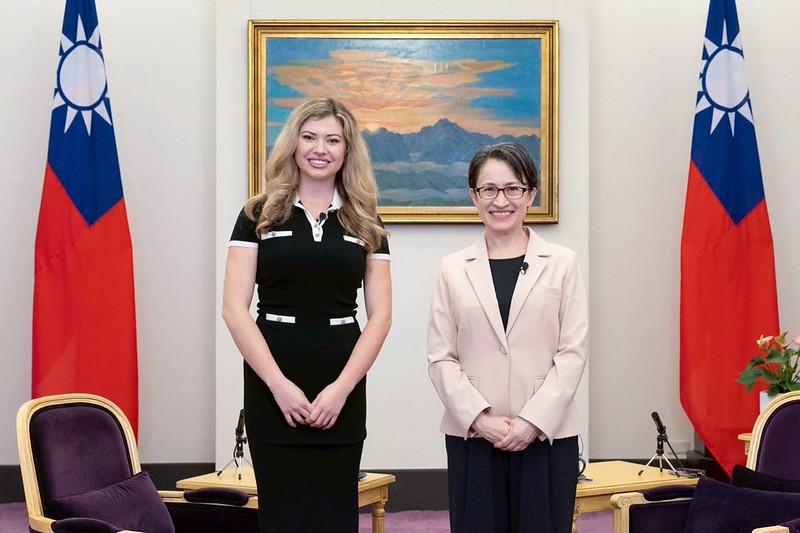 主持人Natalie Winters（左）常以激進、對抗主流、強烈立場的方式發聲，她的專業性和言論（包括對性別、宗教、社會議題）同樣備受質疑。圖/總統府提供