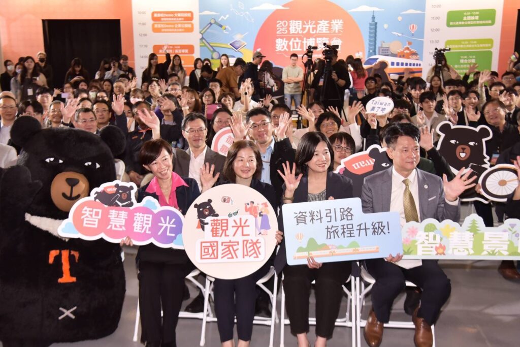 缺工海嘯下的轉型戰略!觀光署攜 35 家科技神隊友,以 AI 與自動化塑造觀光產業韌性 2 圖:「2025觀光產業數位博覽會」盛大開幕。/照片提供:交通部觀光署