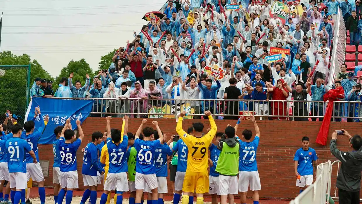 江蘇省級的業餘足球聯賽簡稱「蘇超」，其熱烈程度絕不輸職業賽事。圖／取自新華社