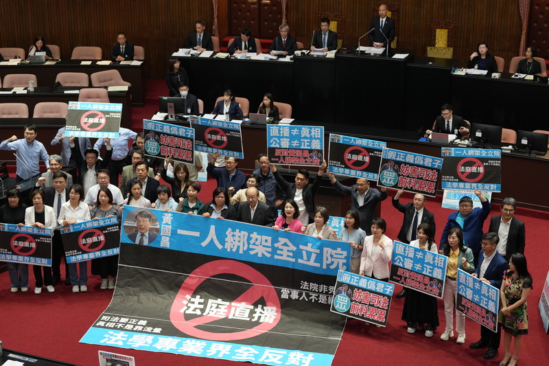 民進黨立法院黨團批評不應把法庭當直播秀場，遂行特定個案全民公審的政治意圖，圖為綠委在立法院議場貼海報表達訴求。圖/中央社