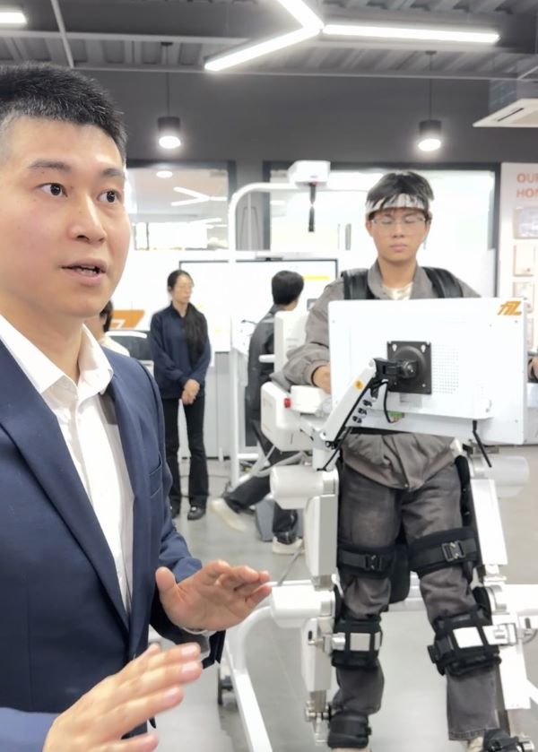 力之智能科技（廣州）有限公司透過腦機接口解析「走路意圖」，協助下肢障礙者自主訓練站立與行走。圖/記者陳素貞攝