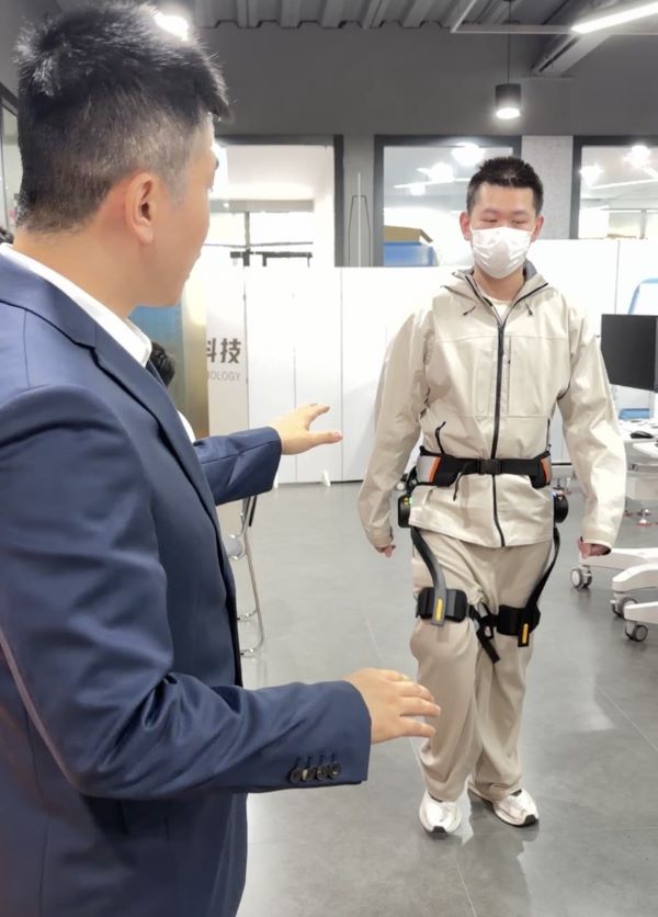 輕量化外骨骼僅2.3公斤透過步態感測自動提供助力，不僅協助中風或肌力退化者復健，也可支援長者戶外行走。圖/記者陳素貞攝