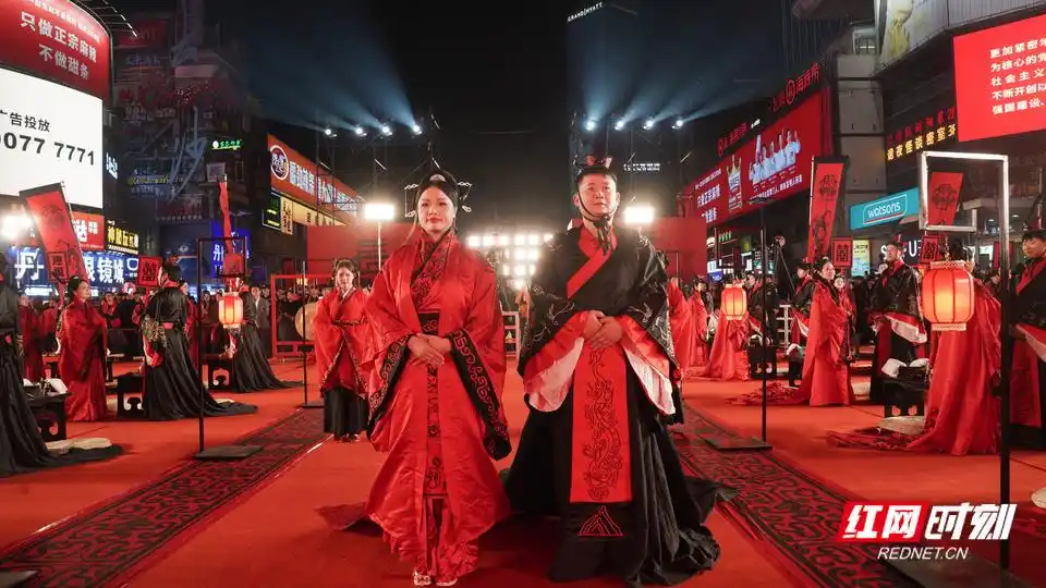 兩人成婚時穿上了漢服，完成了一生的承諾。圖／取自紅網