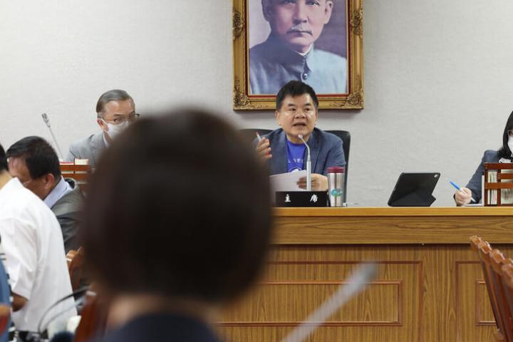 圖為立法院司法及法制委員會6月舉行「法院組織法有關司法公開透明修正立法之探討」公聽會，輪值召委、民進黨立委莊瑞雄（後右2）主持會議。圖/中央社