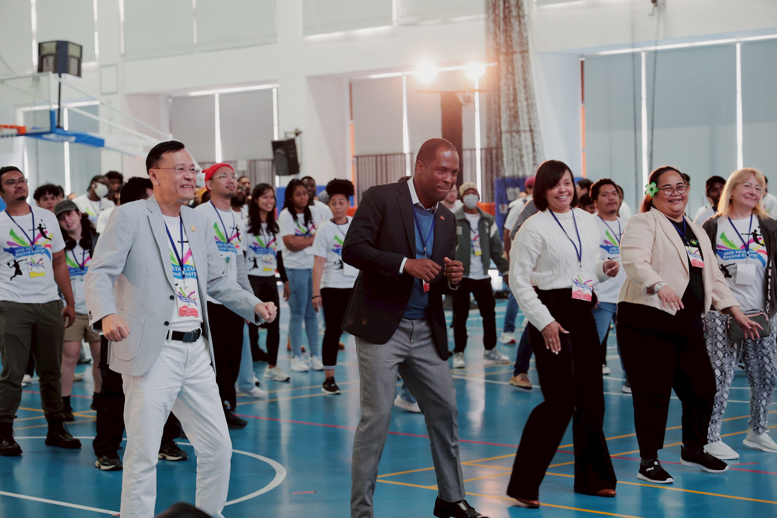 北大2025 TICA CUP國際學生交流活動 多位友邦大使與代表共同感受跨文化交流的活力! 6 %E5%8F%B0%E5%8C%97%E5%A4%A7%E5%AD%B8%E6%A0%A1%E9%95%B7%E6%9E%97%E9%81%93%E9%80%9A%E5%89%8D%E6%8E%92%E5%B7%A6%E4%B8%80%E8%88%87%E5%90%84%E5%9C%8B%E4%BD%BF%E7%AF%80%E5%8F%8A%E5%AD%B8%E7%94%9F%E4%B8%80%E8%B5%B7%E8%B7%B3%E5%A4%A7%E6%9C%83%E7%86%B1%E8%BA%AB%E6%93%8D