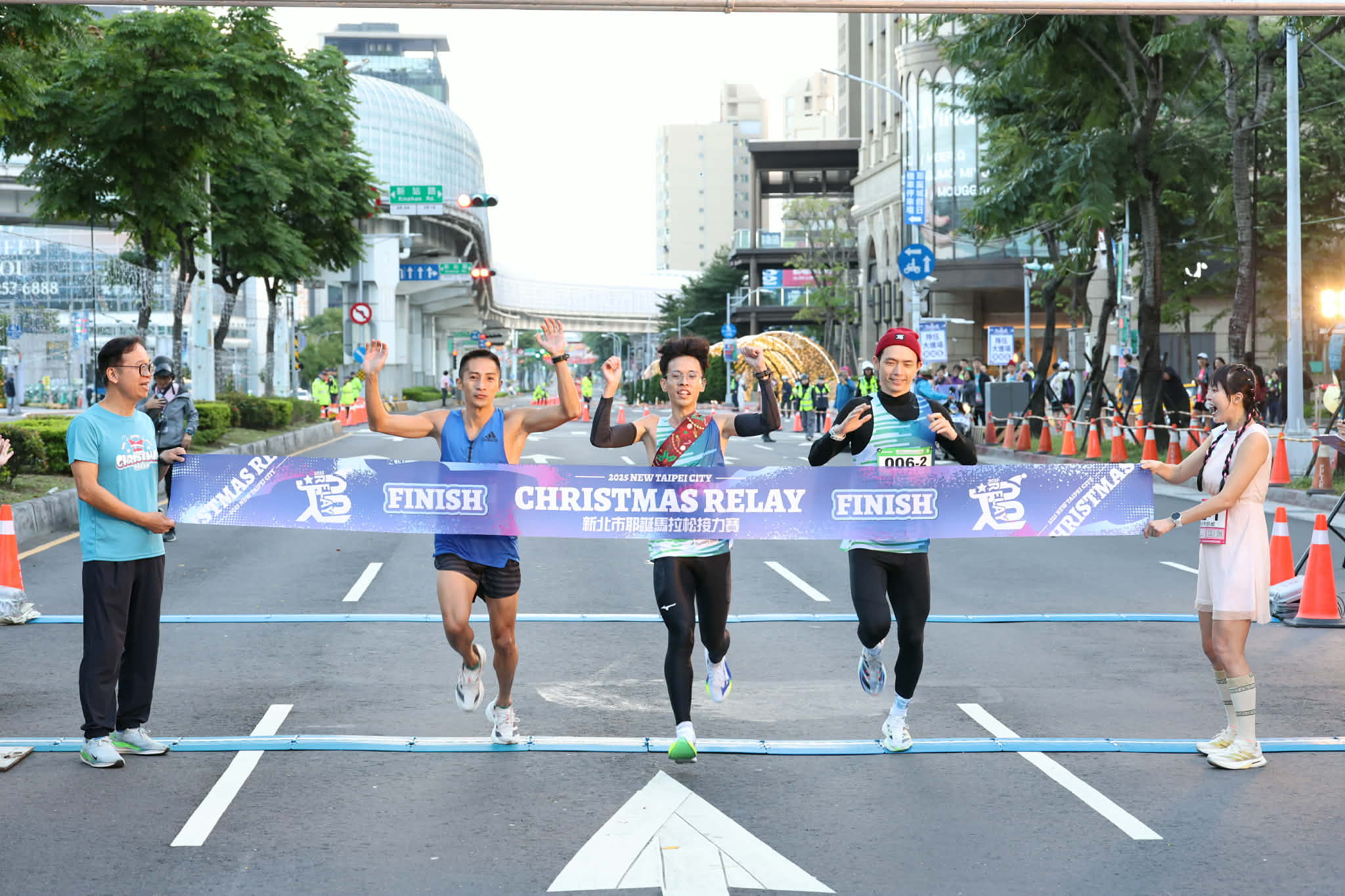 2025%E6%96%B0%E5%8C%97%E8%80%B6%E8%AA%95%E9%A6%AC%E6%8B%89%E6%9D%BE%E6%8E%A5%E5%8A%9B%E8%B3%BD%E7%94%B1%E5%86%A0%E8%BB%8D%E9%9A%8A%E4%BC%8D3%E4%BD%8D%E8%B7%91%E8%80%85%E6%94%9C%E6%89%8B%E8%A1%9D%E7%B7%9A%E5%A5%AA%E5%86%A0%E7%8F%BE%E5%A0%B4%E6%B0%A3%E6%B0%9B%E6%B2%B8%E9%A8%B0%E7%82%BA%E6%B4%BB%E5%8B%95%E6%8E%80%E8%B5%B7%E6%9C%80%E9%AB%98%E6%BD%AE