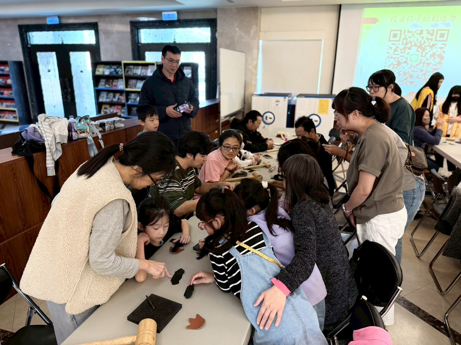 二信高中圖書館舉辦親子鞋作體驗強化社區資源共享 7 LINE ALBUM 1141207%E8%A6%AA%E5%AD%90%E9%9E%8B%E4%BD%9C 251207 5