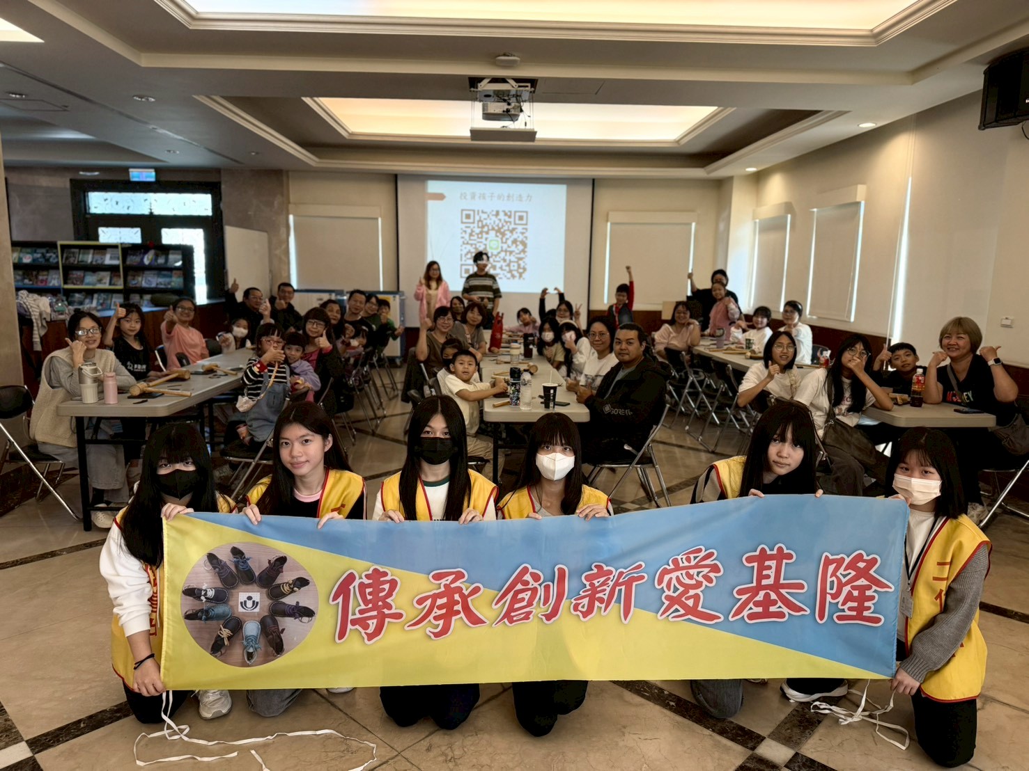 二信高中圖書館舉辦親子鞋作體驗強化社區資源共享 8 LINE ALBUM 1141207%E8%A6%AA%E5%AD%90%E9%9E%8B%E4%BD%9C 251207 4