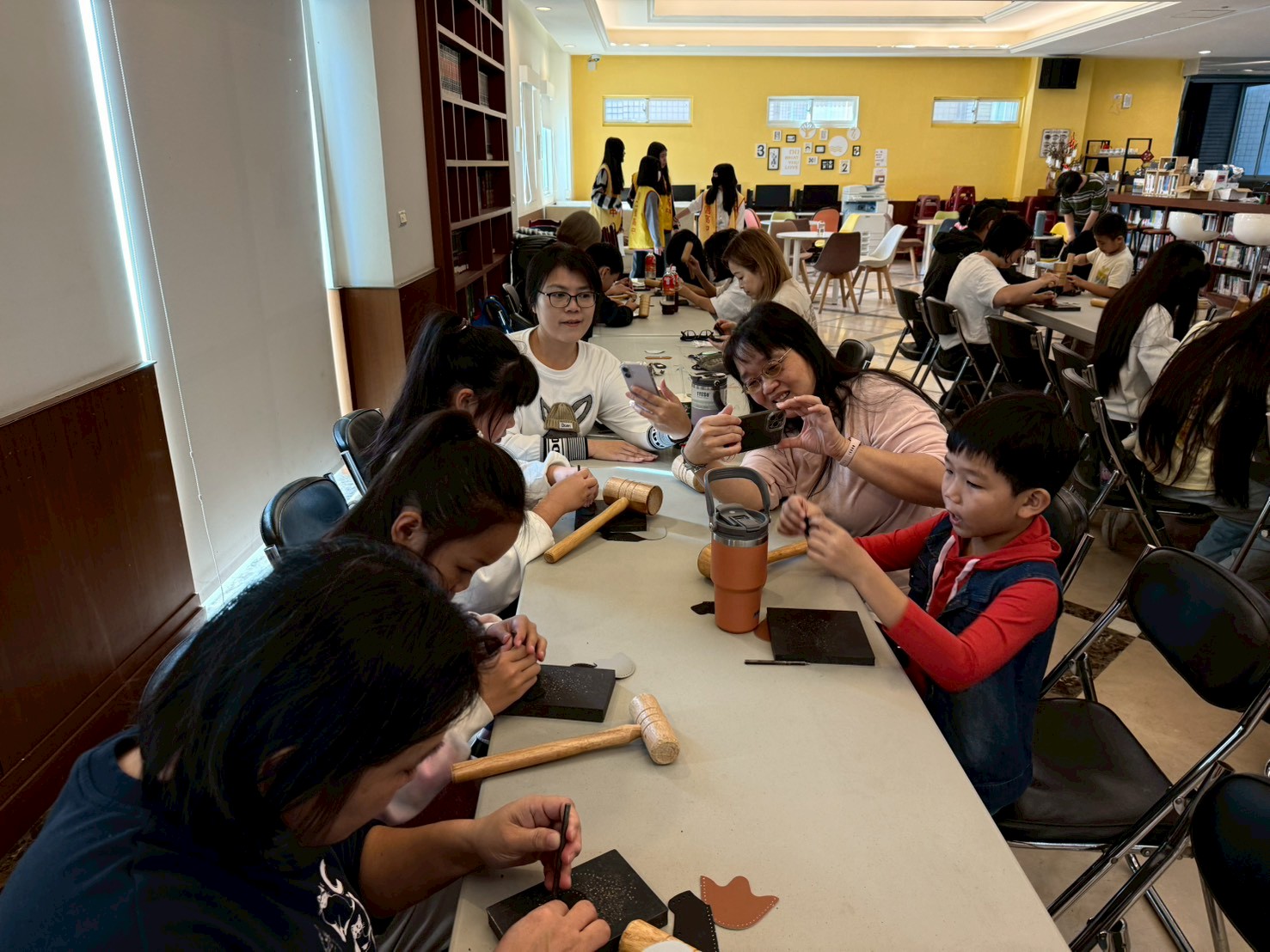 二信高中圖書館舉辦親子鞋作體驗強化社區資源共享 9 LINE ALBUM 1141207%E8%A6%AA%E5%AD%90%E9%9E%8B%E4%BD%9C 251207 6