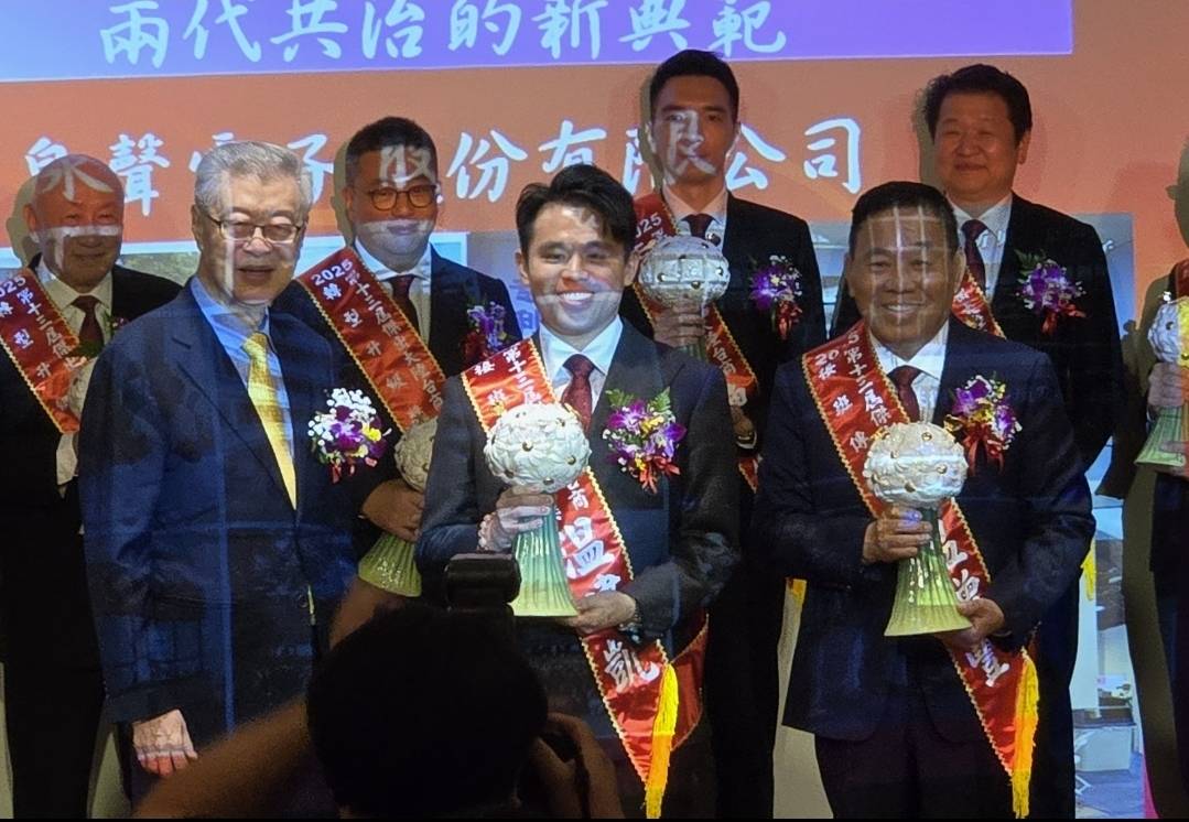 兩岸關係空前差 大陸仇商情緒蔓延 此時上陣更需父子兵 2 前行政院長陳冲(左)5日頒奬給第十三屆傑出大陸台商「接班傳承」奬得主泉聲電子董事長溫增豐(右)及特助溫建凱(中)。圖/記者宋秉忠攝