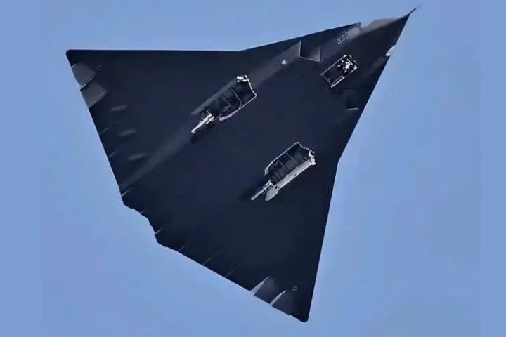 殲-36二號原型機大改款 外媒:陸六代戰機進度超前 2 殲36首架樣機採槽式噴口,外形隱身設計特徵明顯。圖/取自巴士的報