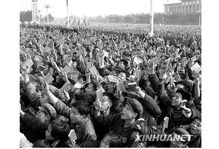 文革時，紅衛兵在北京天安門前大會師。圖/取自新華社
