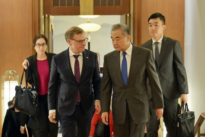 德外長訪陸連見多位高層 陸方亮紅線:台灣是中國核心利益的核心 4 在德方面前,王毅罕見以「是可忍,孰不可忍」的外交用語警告日本涉台立場。圖/取自陸外交部官網