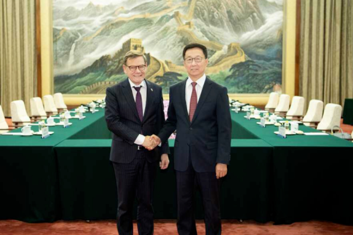 陸方亮紅線!王毅會見德外長:台灣被「七重鎖定」 是中國核心利益的核心 4 韓正(右)8日在北京會見瓦德富爾(左),強調台灣是中國核心利益。圖/取自大陸外交部官網